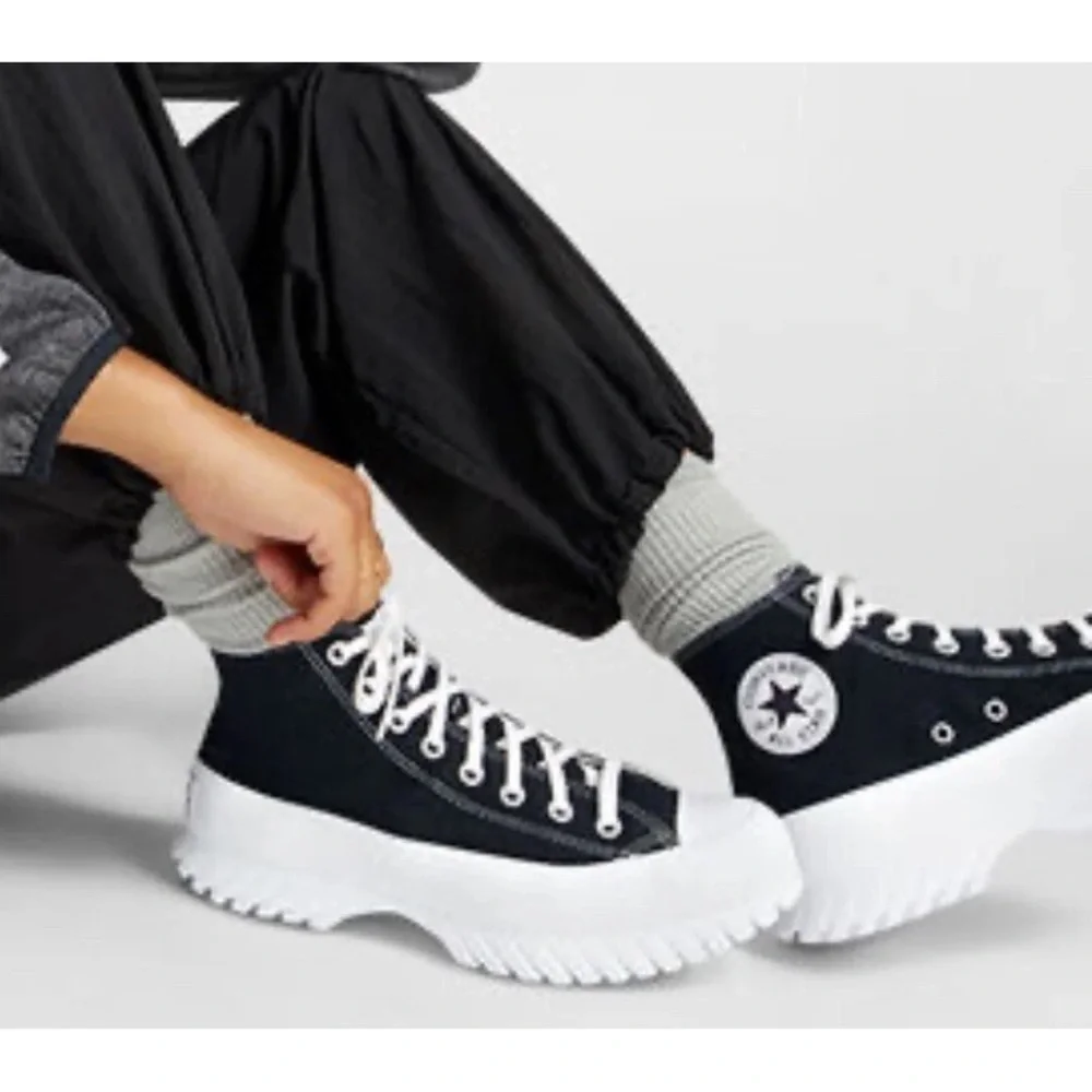 Converse chuck taylor all stars lugged 2.0 A00870C womens 11 men’s 9 sneakers